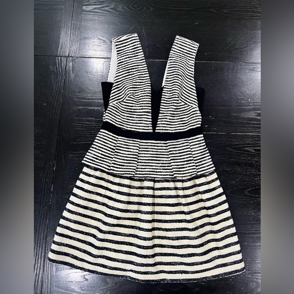 BCBGMaxazriaWomens Piper Striped V-neck dress with Peplum Size 08 - Picture 4 of 11